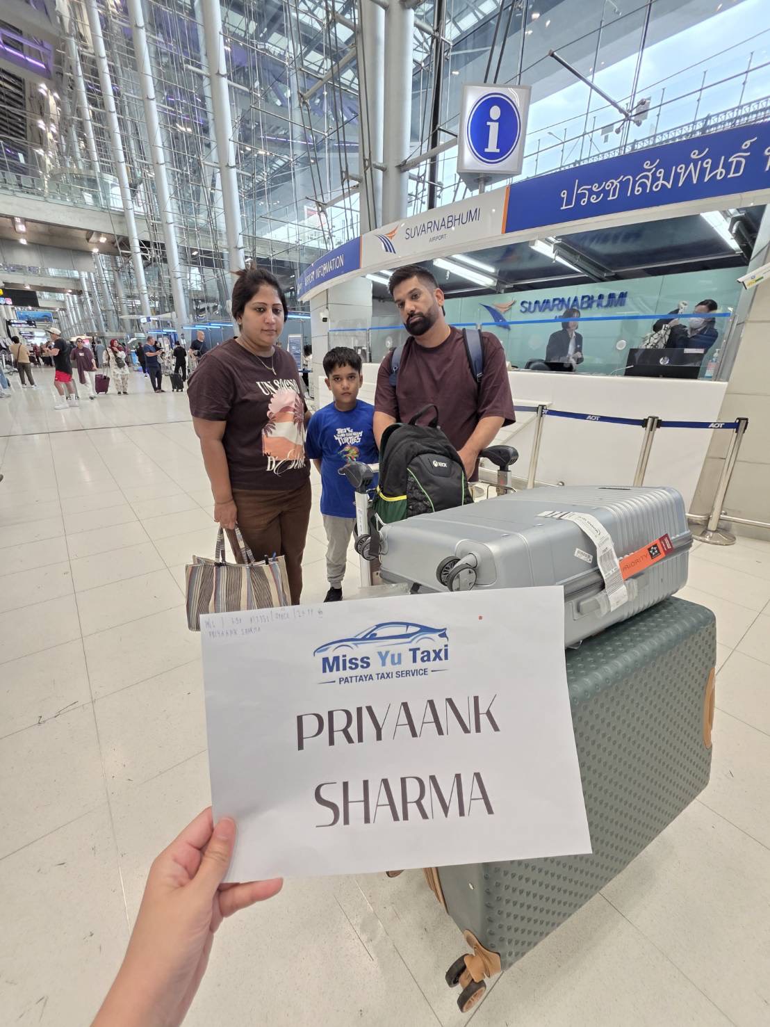 Miss Yu Taxi family airport pickup